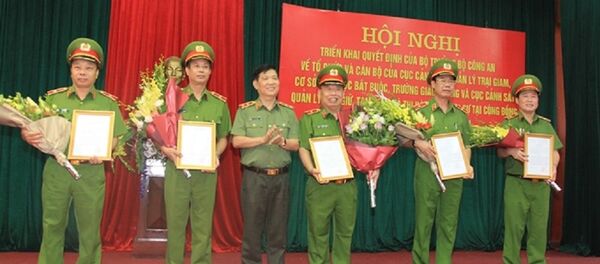 Thứ trưởng Nguyễn Văn Sơn trao Quyết định của Bộ trưởng Bộ Công an cho các đồng chí lãnh đạo thuộc Tổng cục VIII nghỉ công tác. Thứ trưởng Nguyễn Văn Sơn trao Quyết định của Bộ trưởng Bộ Công an cho các đồng chí lãnh đạo thuộc Tổng cục VIII nghỉ công tác. - Sputnik Việt Nam