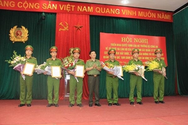 Thứ trưởng Nguyễn Văn Sơn trao Quyết định của Bộ trưởng Bộ Công an cho các đồng chí Phó cục trưởng cục C11 Thứ trưởng Nguyễn Văn Sơn trao Quyết định của Bộ trưởng Bộ Công an cho các đồng chí Phó cục trưởng cục C11 - Sputnik Việt Nam