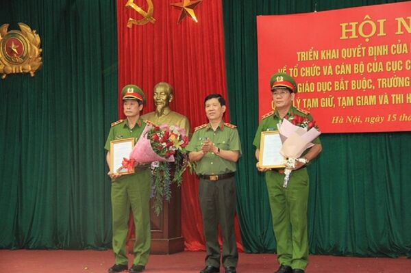 Thứ trưởng Nguyễn Văn Sơn trao quyết định của Bộ trưởng Bộ Công an cho 2 đồng chí Cục trưởng C10 và C11 Thứ trưởng Nguyễn Văn Sơn trao quyết định của Bộ trưởng Bộ Công an cho 2 đồng chí Cục trưởng C10 và C11 - Sputnik Việt Nam