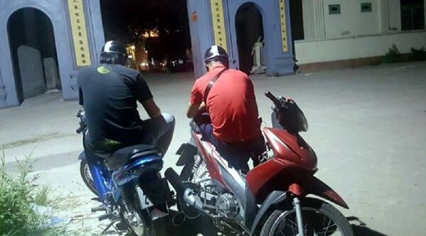 Anh Kết (áo đỏ) và đồng nghiệp trong một lần tác nghiệp. - Sputnik Việt Nam