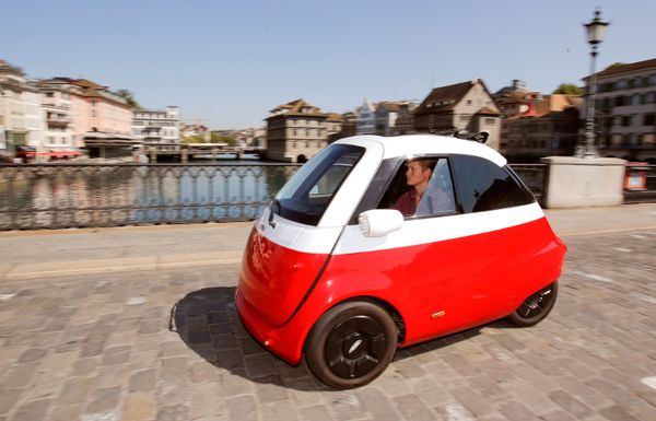 Ô tô điện Microlino bon bon trên đường phố Zurich. Ô tô điện Microlino bon bon trên đường phố Zurich. - Sputnik Việt Nam