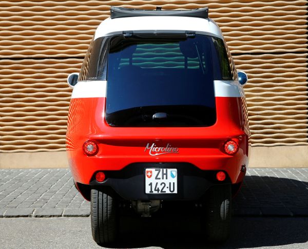 Ô tô điện Microlino bon bon trên đường phố Zurich. Ô tô điện Microlino bon bon trên đường phố Zurich. - Sputnik Việt Nam