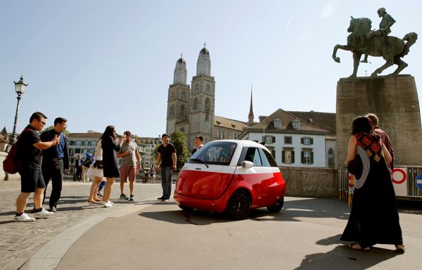 Ô tô điện Microlino bon bon trên đường phố Zurich. Ô tô điện Microlino bon bon trên đường phố Zurich. - Sputnik Việt Nam