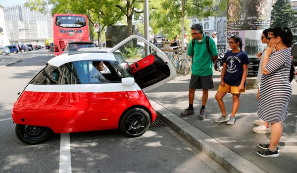 Ô tô điện Microlino bon bon trên đường phố Zurich. Ô tô điện Microlino bon bon trên đường phố Zurich. - Sputnik Việt Nam
