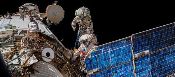 Các phi hành gia Nga Oleg Artemyev và Sergei Prokopiev trong chuyến ra ngoài không gian mở. - Sputnik Việt Nam