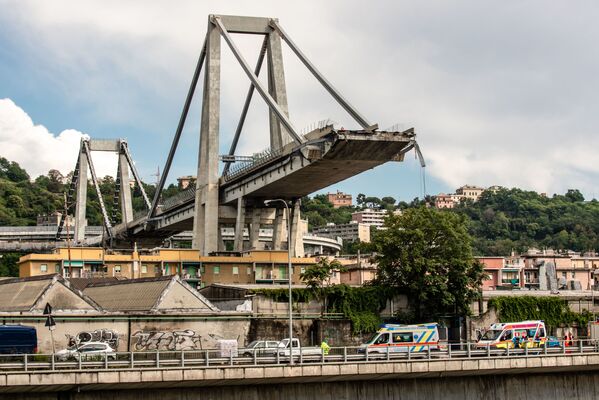 Tại hiện trường vụ sập cầu đường bộ Morandi ở Genoa. - Sputnik Việt Nam