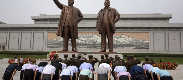 Bức tượng các lãnh tụ CHDCND Triều Tiên Kim Il-sung và Kim Jong-il Bức tượng các lãnh tụ CHDCND Triều Tiên Kim Il-sung và Kim Jong-il - Sputnik Việt Nam