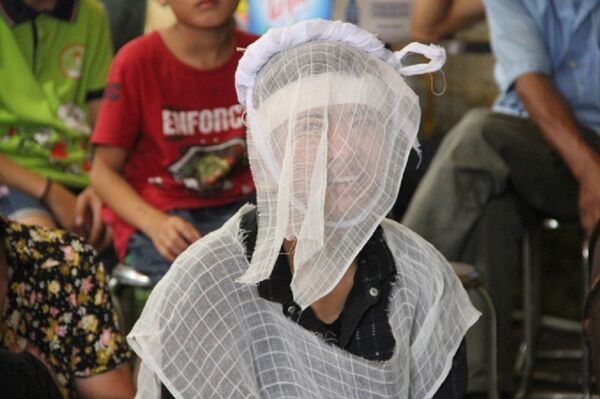 Em S. gào khóc gọi bố mẹ. - Sputnik Việt Nam