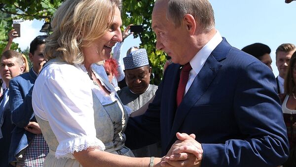 Austria's Foreign Minister Karin Kneissl dances with Russia's President Vladimir Putin at her wedding in Gamlitz, Austria, August 18, 2018. а - Sputnik Việt Nam