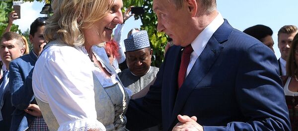 Austria's Foreign Minister Karin Kneissl dances with Russia's President Vladimir Putin at her wedding in Gamlitz, Austria, August 18, 2018. а Austria's Foreign Minister Karin Kneissl dances with Russia's President Vladimir Putin at her wedding in Gamlitz, Austria, August 18, 2018. а - Sputnik Việt Nam