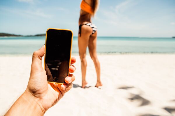 Cô gái chụp ảnh trên bãi biển - Sputnik Việt Nam