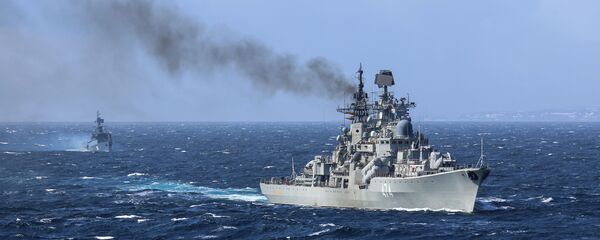 Эсминец Адмирал Ушаков на военно-морских учениях Кумжа – 2018 в Баренцевом море - Sputnik Việt Nam