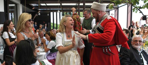 Dàn hợp xướng Cossacks biểu diễn mừng lễ cưới Ngoại trưởng Áo Karin Kneissl - Sputnik Việt Nam