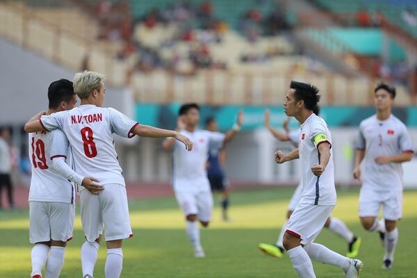 Phút thứ 2, cầu thủ Quang Hải (19) ghi bản mở tỷ số cho U23 Việt Nam. - Sputnik Việt Nam