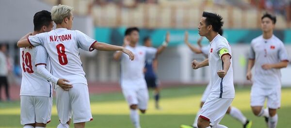 Phút thứ 2, cầu thủ Quang Hải (19) ghi bản mở tỷ số cho U23 Việt Nam. - Sputnik Việt Nam