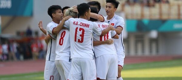 Các cầu thủ Olympic Việt Nam ăn mừng bàn thắng mở tỷ số ở phút thứ 2 của tiền vệ Quang Hải. - Sputnik Việt Nam