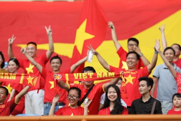 Cổ động viên ăn mừng bàn thắng của đội Olympic Việt Nam.  - Sputnik Việt Nam