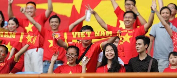 Cổ động viên ăn mừng bàn thắng của đội Olympic Việt Nam. Cổ động viên ăn mừng bàn thắng của đội Olympic Việt Nam. - Sputnik Việt Nam