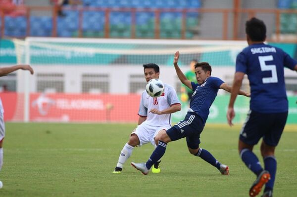 Đỗ Hùng Dũng (áo trắng số 18) phải rời sân trong tiếc nuối vì chấn thương. - Sputnik Việt Nam