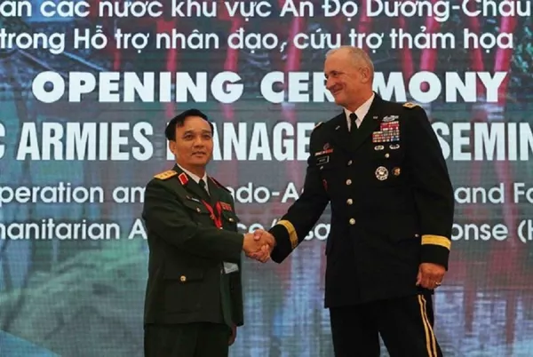 Thượng tướng Phạm Hồng Hương, Phó Tổng Tham mưu trưởng QĐND Việt Nam, và Đại tướng Robert B. Brown, Tư lệnh Lục quân Mỹ tại khu vực Thái Bình Dương Thượng tướng Phạm Hồng Hương, Phó Tổng Tham mưu trưởng QĐND Việt Nam, và Đại tướng Robert B. Brown, Tư lệnh Lục quân Mỹ tại khu vực Thái Bình Dương - Sputnik Việt Nam