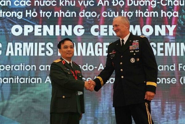 Thượng tướng Phạm Hồng Hương, Phó Tổng Tham mưu trưởng QĐND Việt Nam, và Đại tướng Robert B. Brown, Tư lệnh Lục quân Mỹ tại khu vực Thái Bình Dương - Sputnik Việt Nam