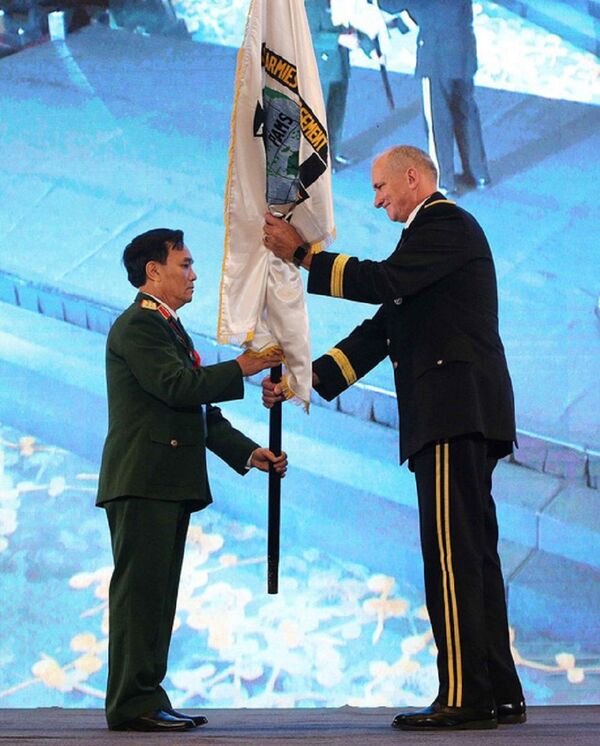 Thượng tướng Phạm Hồng Hương, Phó Tổng Tham mưu trưởng QĐND Việt Nam, và Đại tướng Robert B. Brown, Tư lệnh Lục quân Mỹ tại khu vực Thái Bình Dương - Sputnik Việt Nam