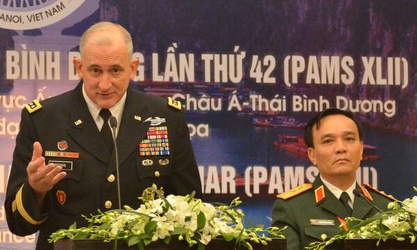 Trung tướng Brown (trái) trong cuộc họp báo sau lễ khai mạc PAMS 42. - Sputnik Việt Nam