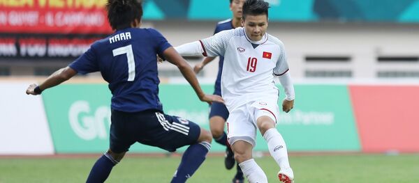 Tiền vệ Quang Hải (19) trong một pha tranh bóng với cầu thủ đội tuyển Olympic Nhật Bản. Tiền vệ Quang Hải (19) trong một pha tranh bóng với cầu thủ đội tuyển Olympic Nhật Bản. - Sputnik Việt Nam