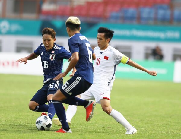 Pha tranh bóng giữa cầu thủ Văn Quyết (số 10, Olympic Việt Nam) và cầu thủ đội tuyển Olympic Nhật Bản. - Sputnik Việt Nam