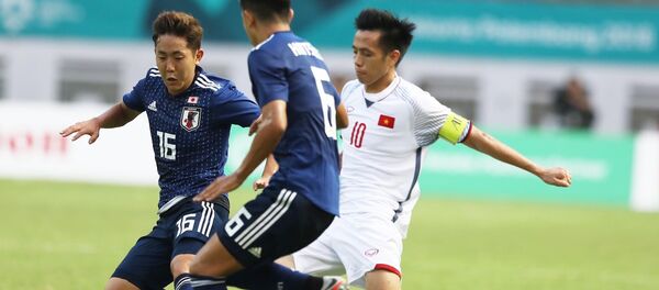Pha tranh bóng giữa cầu thủ Văn Quyết (số 10, Olympic Việt Nam) và cầu thủ đội tuyển Olympic Nhật Bản. - Sputnik Việt Nam
