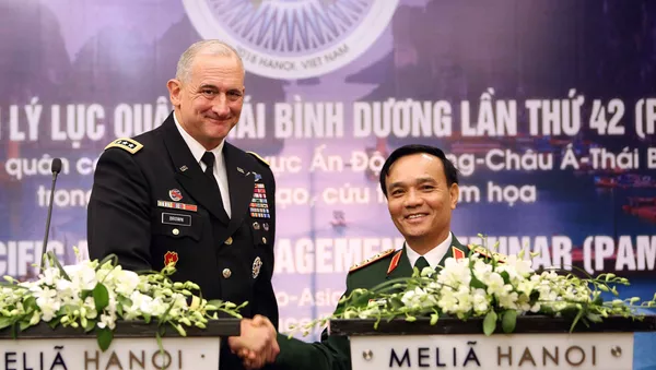 Thượng tướng Phạm Hồng Hương, Phó Tổng Tham mưu trưởng Quân đội nhân dân Việt Nam và Đại tướng Robert B.Brown, Tư lệnh Bộ Tư lệnh Lục Quân Thái Bình Dương Hoa Kỳ chủ trì họp báo. - Sputnik Việt Nam