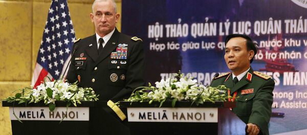 Thượng tướng Phạm Hồng Hương, Phó Tổng Tham mưu trưởng Quân đội nhân dân Việt Nam trả lời câu hỏi của các phóng viên. - Sputnik Việt Nam