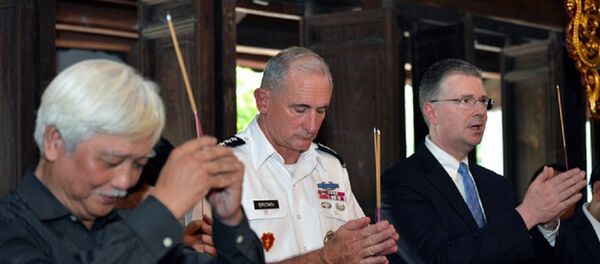 Tư lệnh Lục quân Mỹ tại khu vực Thái Bình Dương (giữa) cùng Đại sứ Mỹ tại Việt Nam dâng hương trong đền thờ Hai Bà Trưng. Tư lệnh Lục quân Mỹ tại khu vực Thái Bình Dương (giữa) cùng Đại sứ Mỹ tại Việt Nam dâng hương trong đền thờ Hai Bà Trưng. - Sputnik Việt Nam