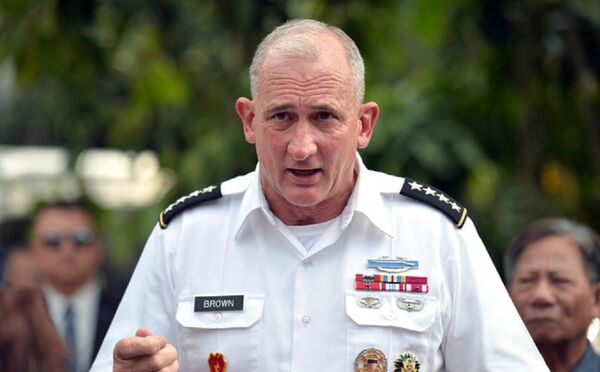 Đại tướng Robert B. Brown, Tư lệnh Lục quân Mỹ tại khu vực Thái Bình Dương.  - Sputnik Việt Nam