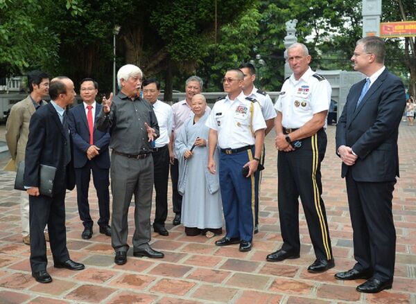 Nhà sử học Dương Trung Quốc giới thiệu về lịch sử đền Hai Bà Trưng cho Đại tướng Brown (trái) và Đại sứ Mỹ tại Việt Nam Daniel Kritenbrink. - Sputnik Việt Nam