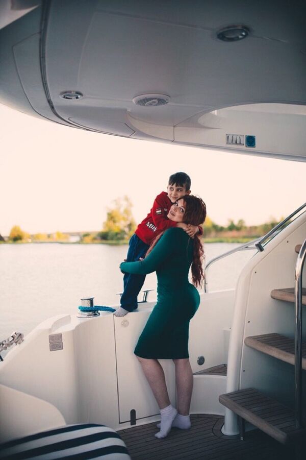 Người mẫu plus-size Nga Yulia Rybakova với con trai David - Sputnik Việt Nam