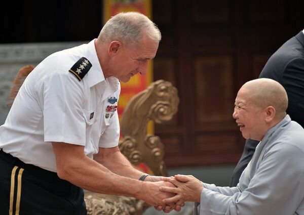 Đại tướng Brown cùng ni sư Thích Đàm Hiếu. - Sputnik Việt Nam