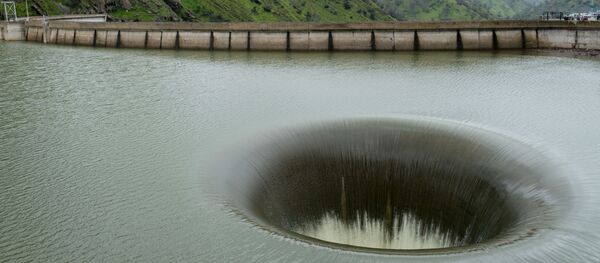 Hố xả nước trong đập chứa Monticello, Hoa Kỳ Hố xả nước trong đập chứa Monticello, Hoa Kỳ - Sputnik Việt Nam