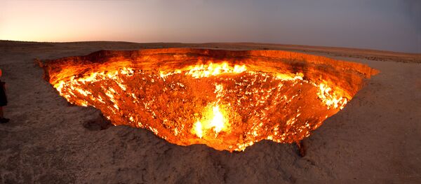 Miệng núi lửa Darvaza ở Turkmenistan - Sputnik Việt Nam