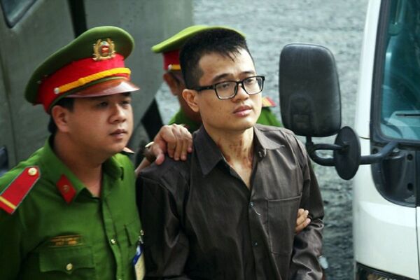 Các bị cáo được áp giải trên từng xe riêng đến tòa.  - Sputnik Việt Nam