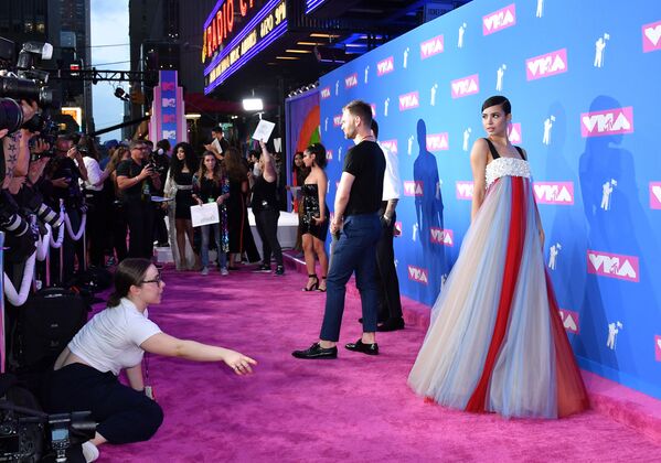 Nữ ca sĩ kiêm diễn viên Sofia Carson trong lễ trao giải 2018 MTV Video Music Awards tại New York - Sputnik Việt Nam