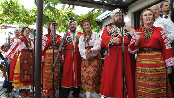 Giám đốc ca đoàn Cossack Kuban: Khách dự đám cưới Áo nhảy điệu Kazachenka Giám đốc ca đoàn Cossack Kuban: Khách dự đám cưới Áo nhảy điệu Kazachenka - Sputnik Việt Nam