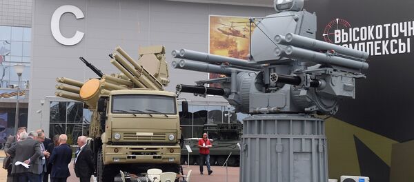 Зенитный ракетно-пушечный комплекс Панцирь-С1 (слева) и корабельный зенитный ракетно-артиллерийский комплекс Панцирь-МЕ на выставке «Армия России – завтра» в рамках IV Международного военно-технического форума «Армия-2018» в Кубинке - Sputnik Việt Nam