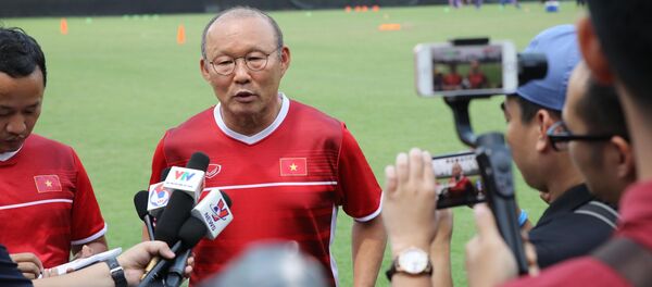 HLV Park Hang Seo trả lời phỏng vấn trước buổi tập. HLV Park Hang Seo trả lời phỏng vấn trước buổi tập. - Sputnik Việt Nam