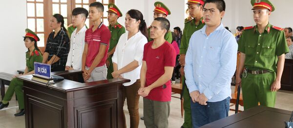 Các bị cáo tham gia vụ gây rối trật tự công cộng bị đưa ra xét xử. Các bị cáo tham gia vụ gây rối trật tự công cộng bị đưa ra xét xử. - Sputnik Việt Nam