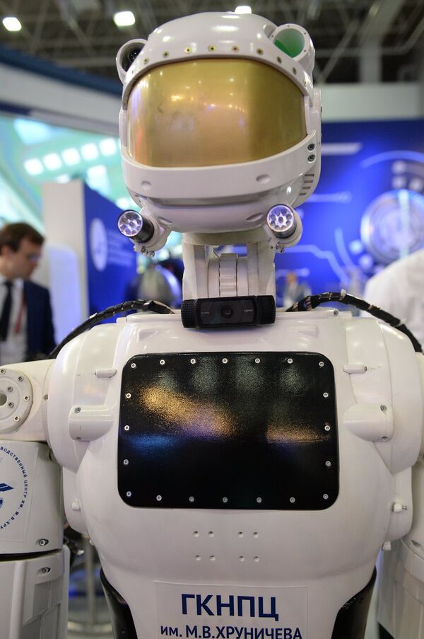 Robot hình người được Trung tâm Khrunichev tại diễn đàn Quân đội-2018 Robot hình người được Trung tâm Khrunichev tại diễn đàn Quân đội-2018 - Sputnik Việt Nam