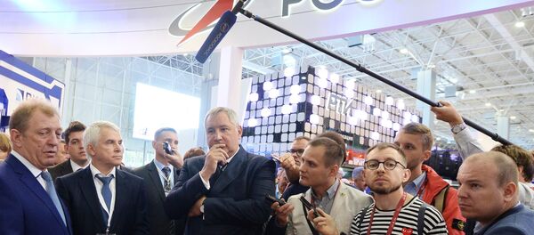 Lãnh đạo Roskosmos Dmitry Rogozin tại diễn đàn Quân đội-2018 - Sputnik Việt Nam