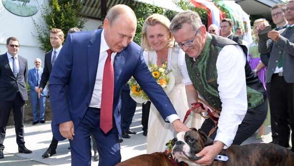 Tổng thống Nga Vladimir Putin với Ngoại trưởng Karin Kneissl và nhà tài chính Wolfgang Meilinger - Sputnik Việt Nam