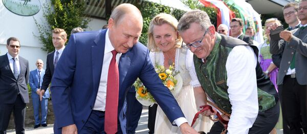 Tổng thống Nga Vladimir Putin với Ngoại trưởng Karin Kneissl và nhà tài chính Wolfgang Meilinger - Sputnik Việt Nam