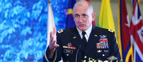 Đại tướng Robert B.Brown, Tư lệnh Bộ Tư lệnh Lục Quân Thái Bình Dương Hoa Kỳ phát biểu tại lễ bế mạc. - Sputnik Việt Nam